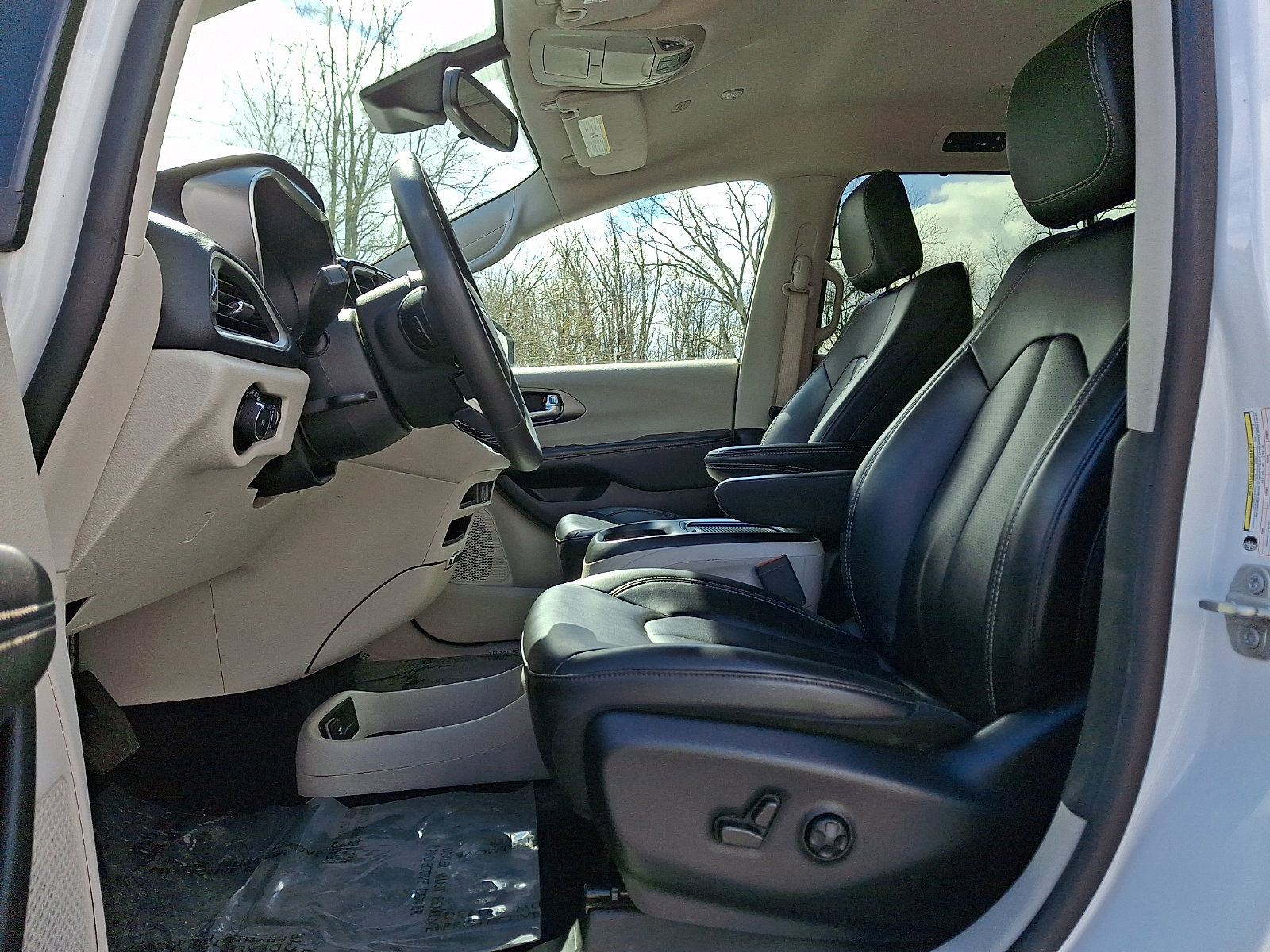 Used 2023 Chrysler Pacifica Touring-L image 14