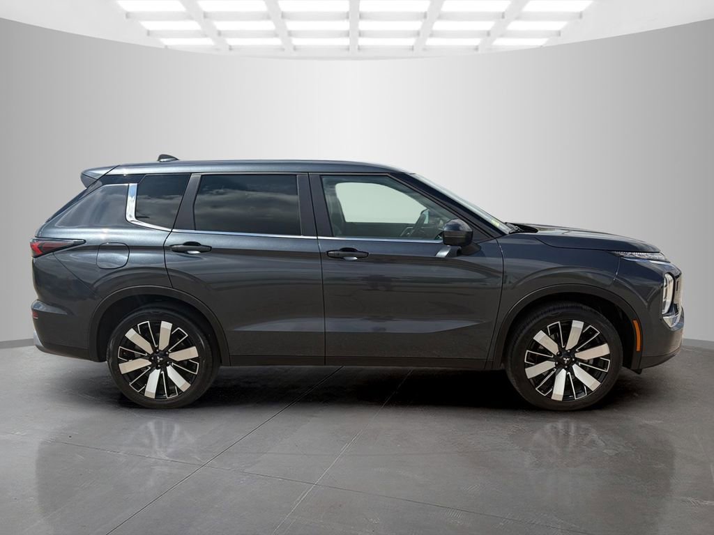 Used 2025 Mitsubishi Outlander SE AWD/4WD image 3