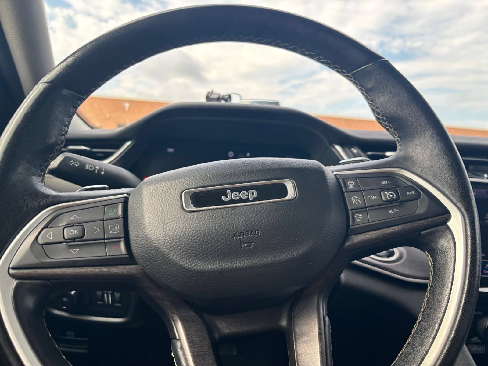 Used 2022 Jeep Grand Cherokee Limited AWD/4WD image 27