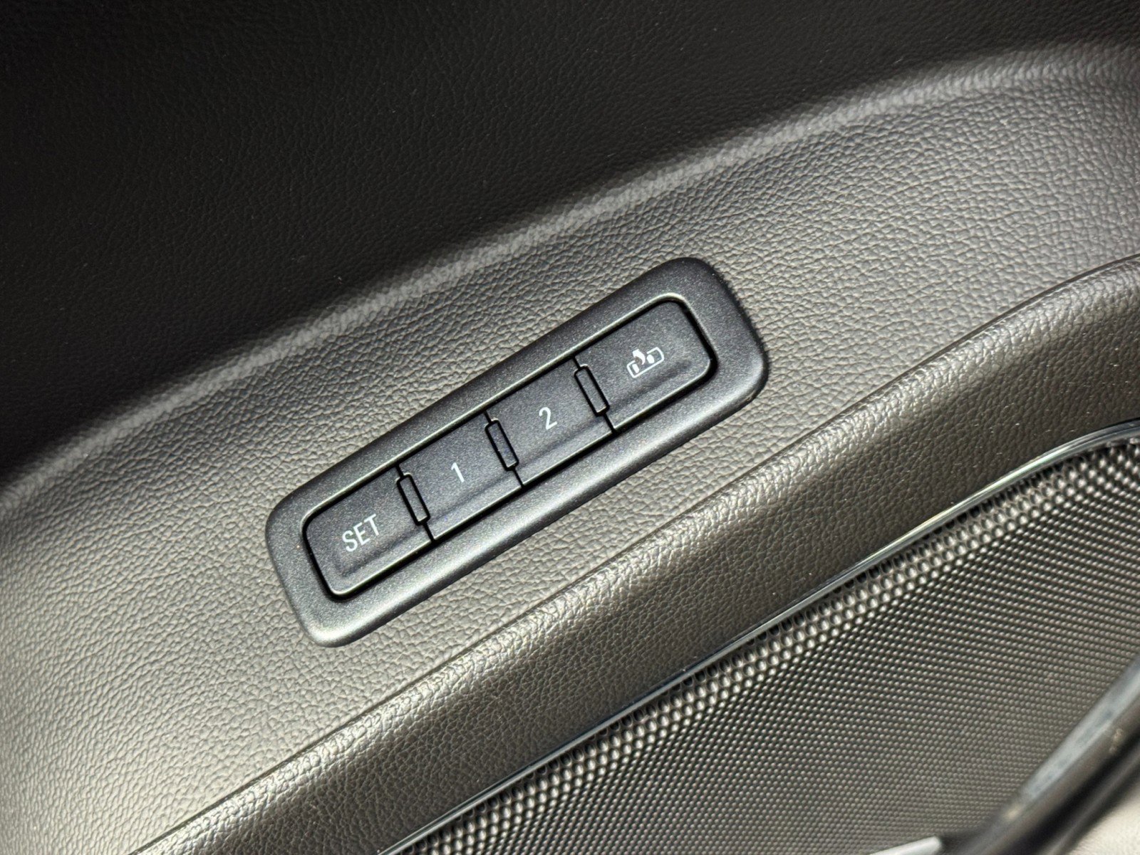 Used 2015 Chevrolet Suburban LTZ RWD image 17