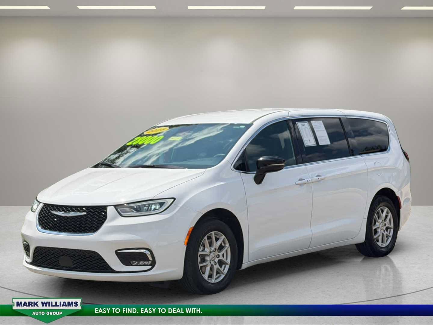 Used 2025 Chrysler Pacifica Select FWD image 4