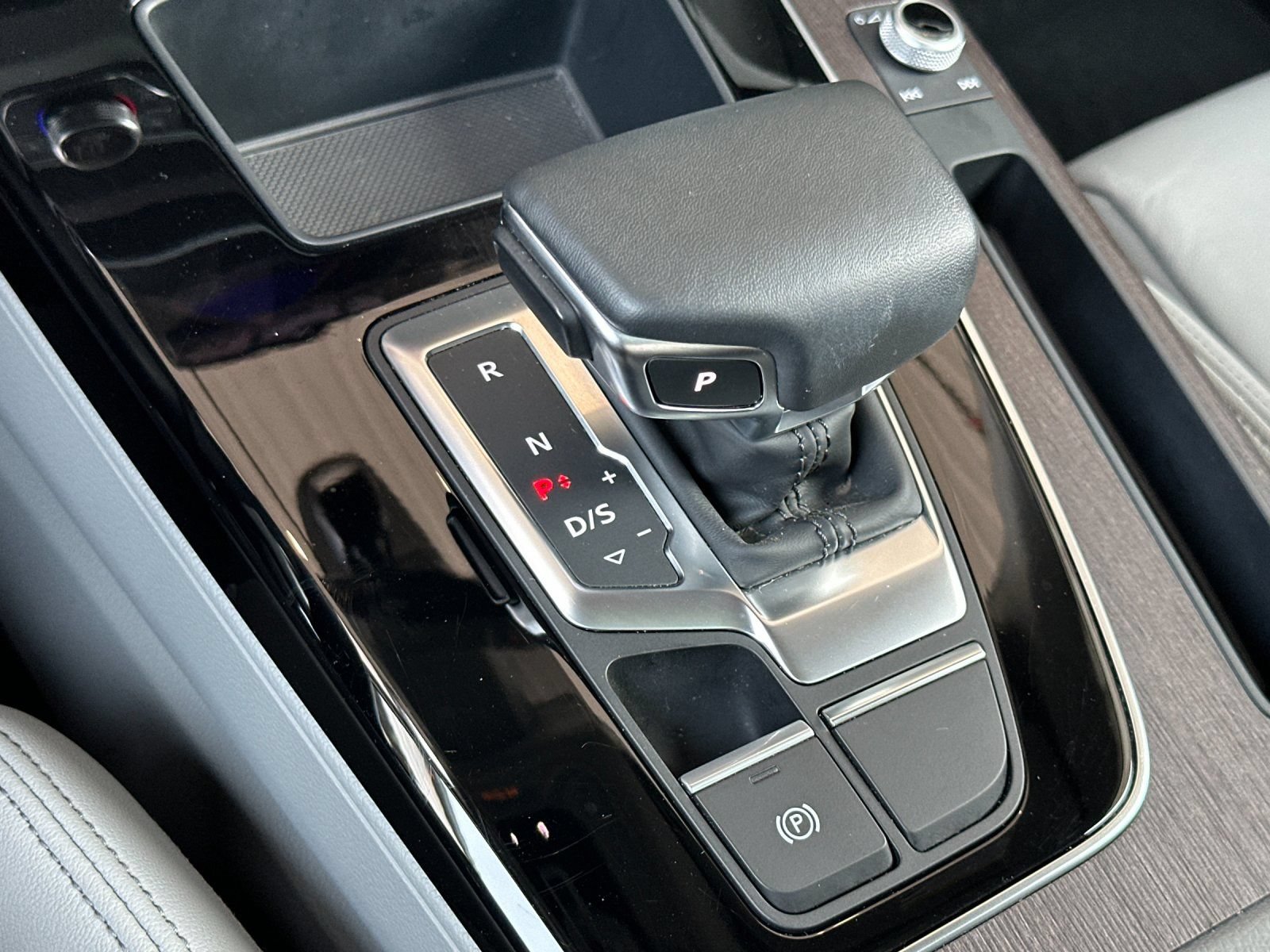 Used 2023 Audi Q5 e Premium w/ Convenience Package AWD/4WD image 23