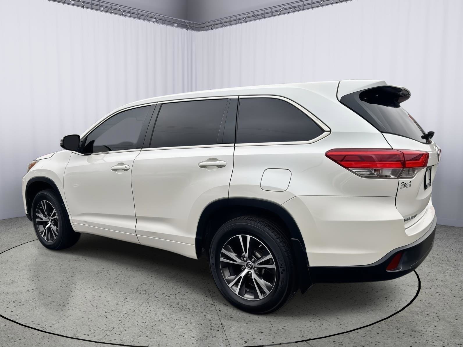 Used 2018 Toyota Highlander Plus AWD/4WD image 4