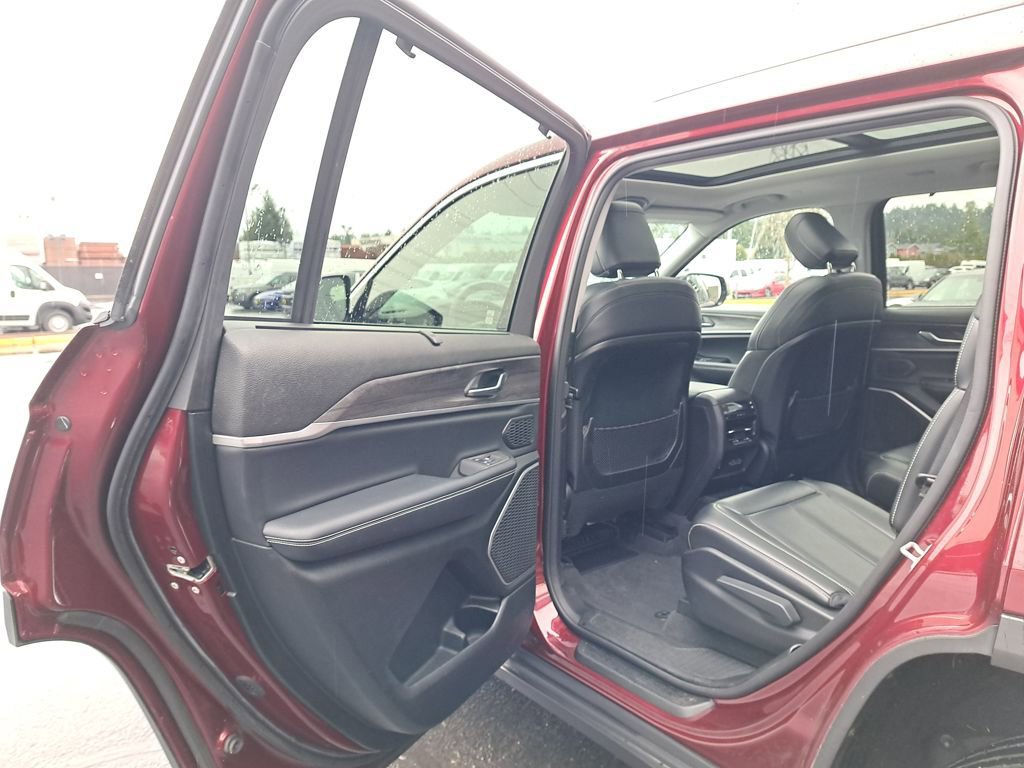 Used 2021 Jeep Grand Cherokee L Limited w/ Luxury Tech Group II image 12