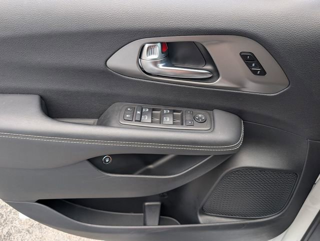 Used 2025 Chrysler Pacifica Select image 32