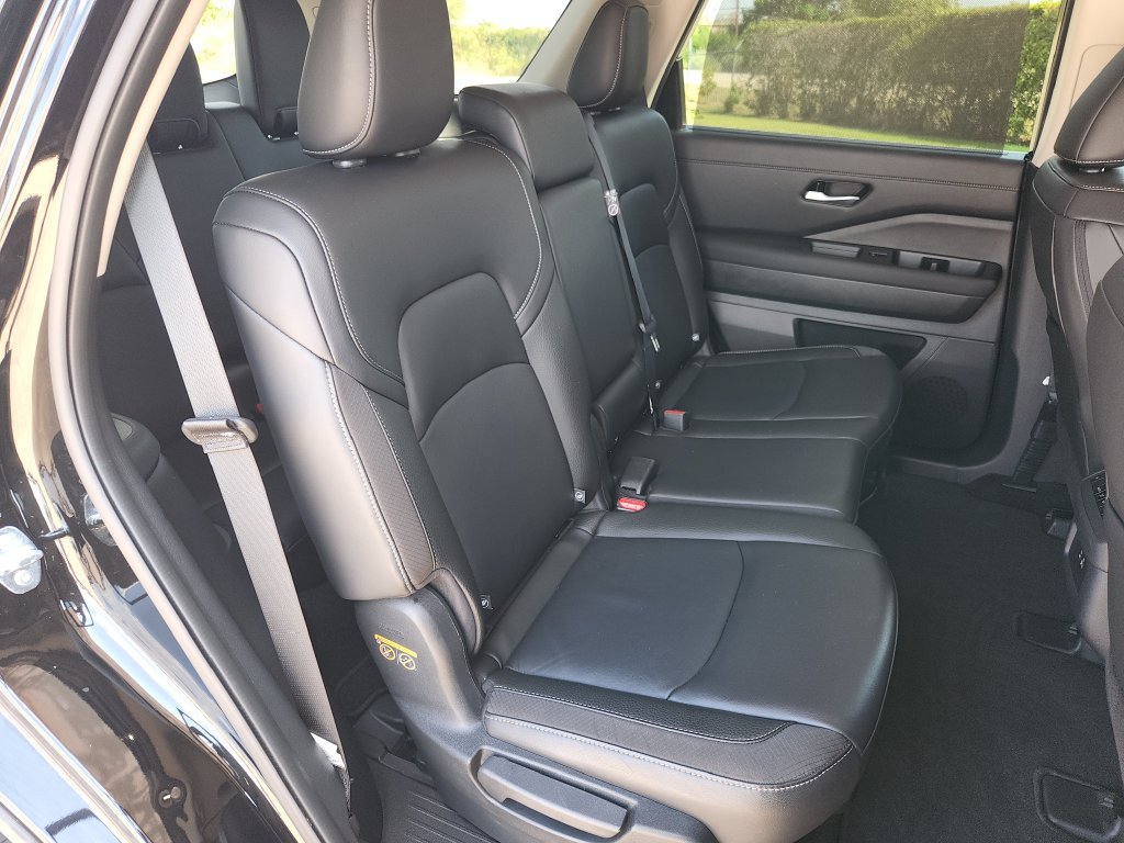Used 2025 Nissan Pathfinder SL AWD/4WD image 16