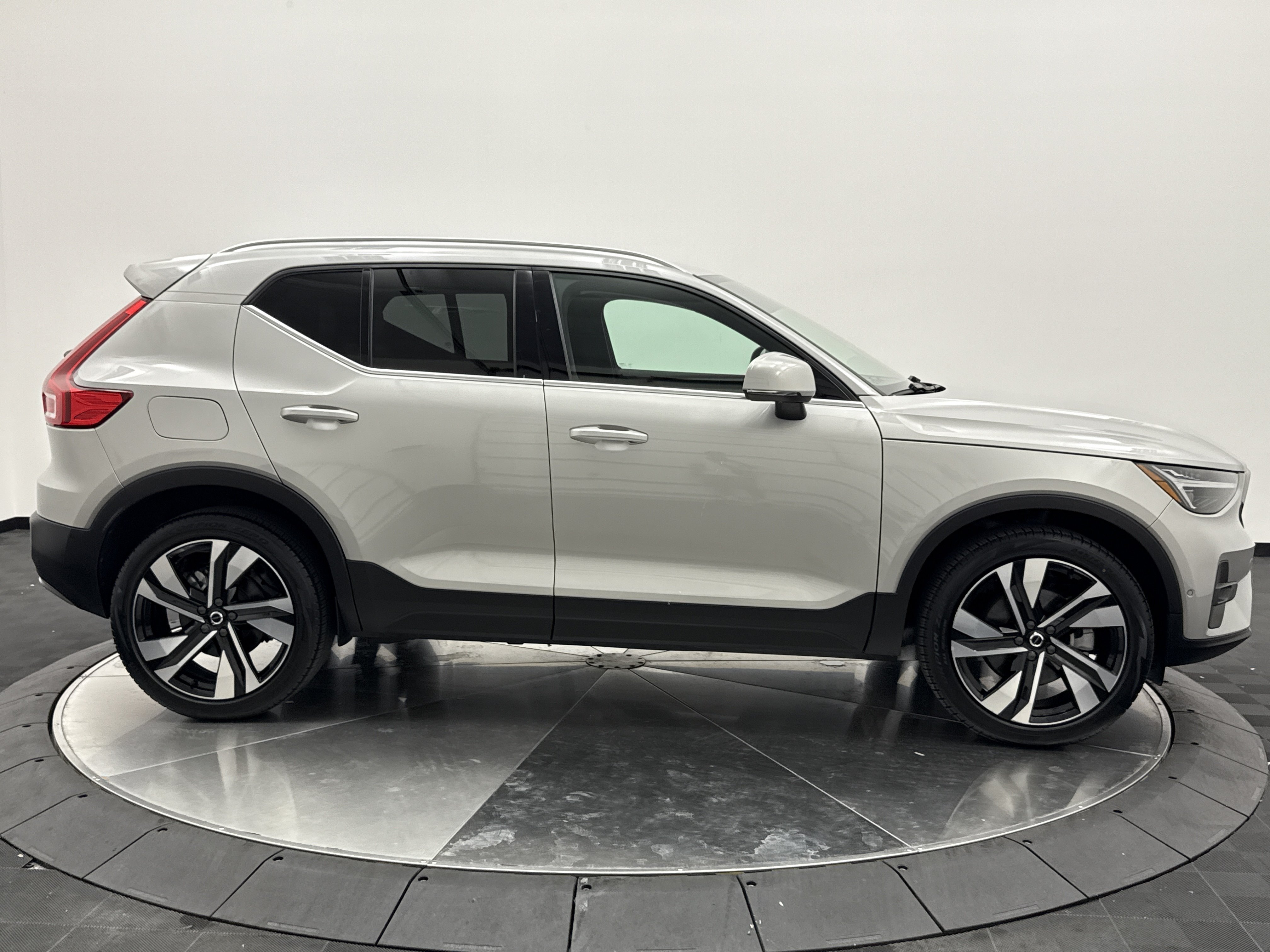 Certified 2024 Volvo XC40 B5 Plus AWD/4WD image 8