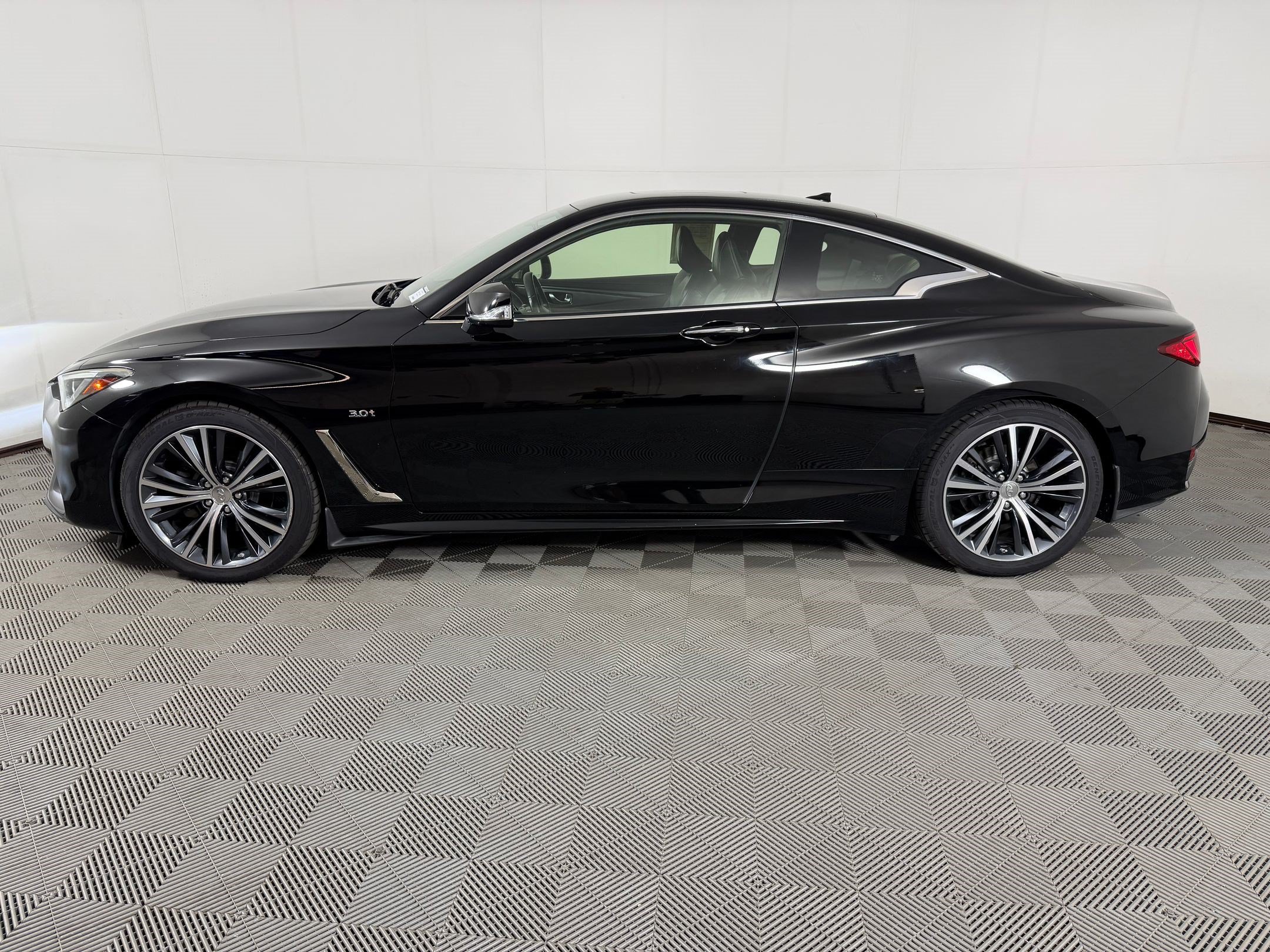 Used 2017 INFINITI Q60 3.0t w/ Premium Plus Package 3.0T AWD/4WD image 2