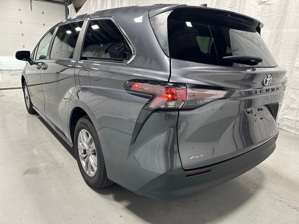Used 2025 Toyota Sienna LE image 5