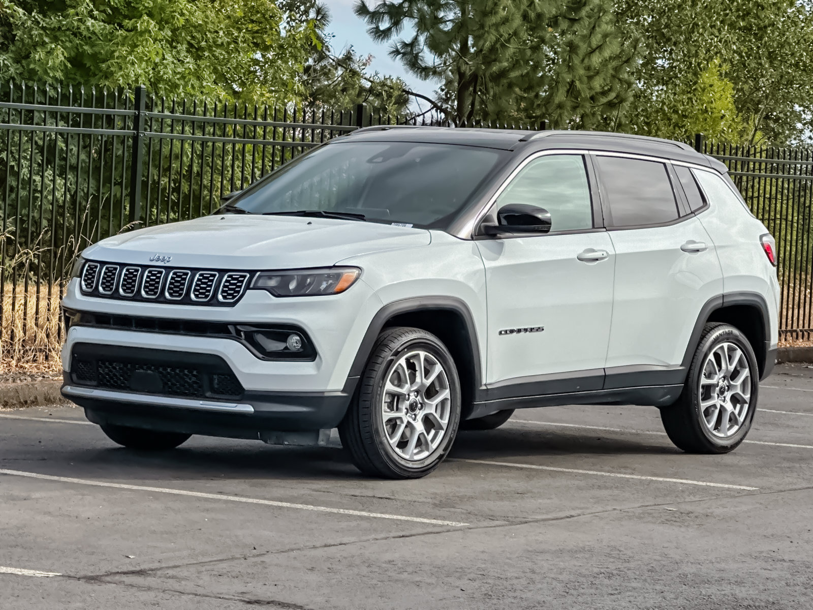 Used 2025 Jeep Compass Limited AWD/4WD image 7