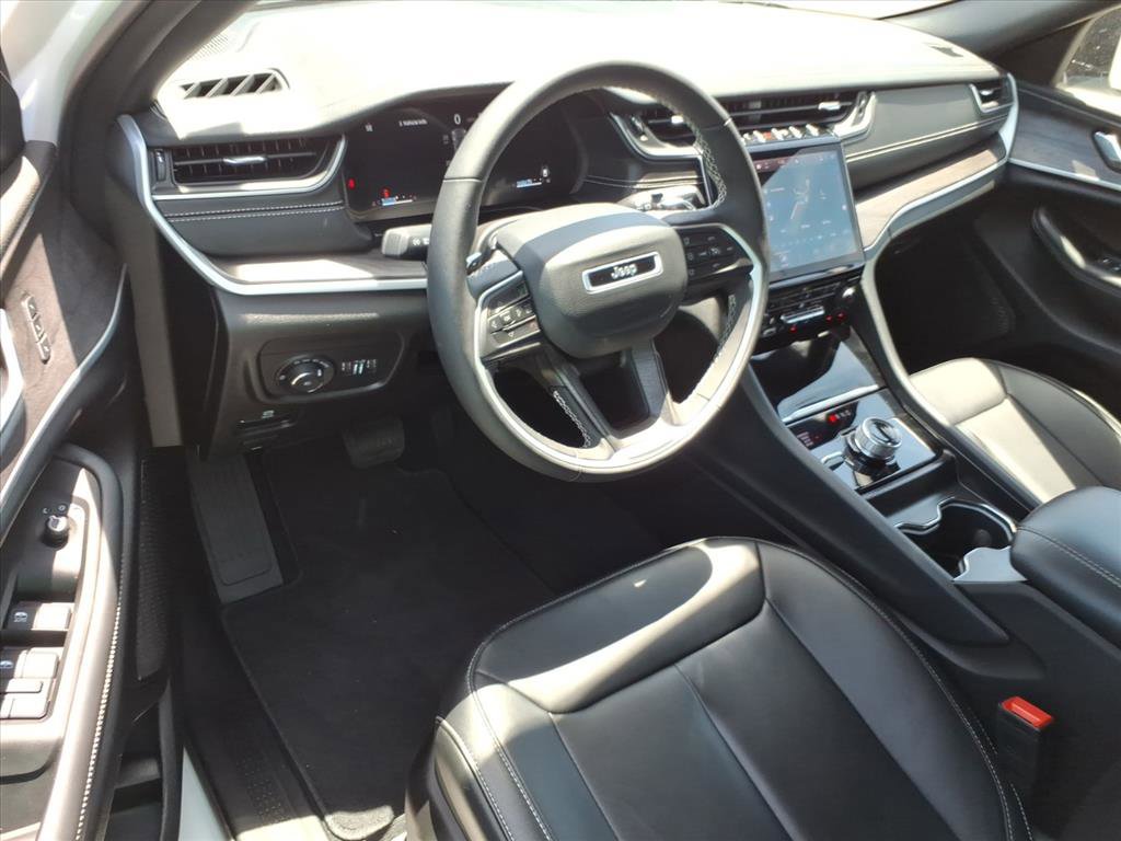 Used 2025 Jeep Grand Cherokee Limited AWD/4WD image 19