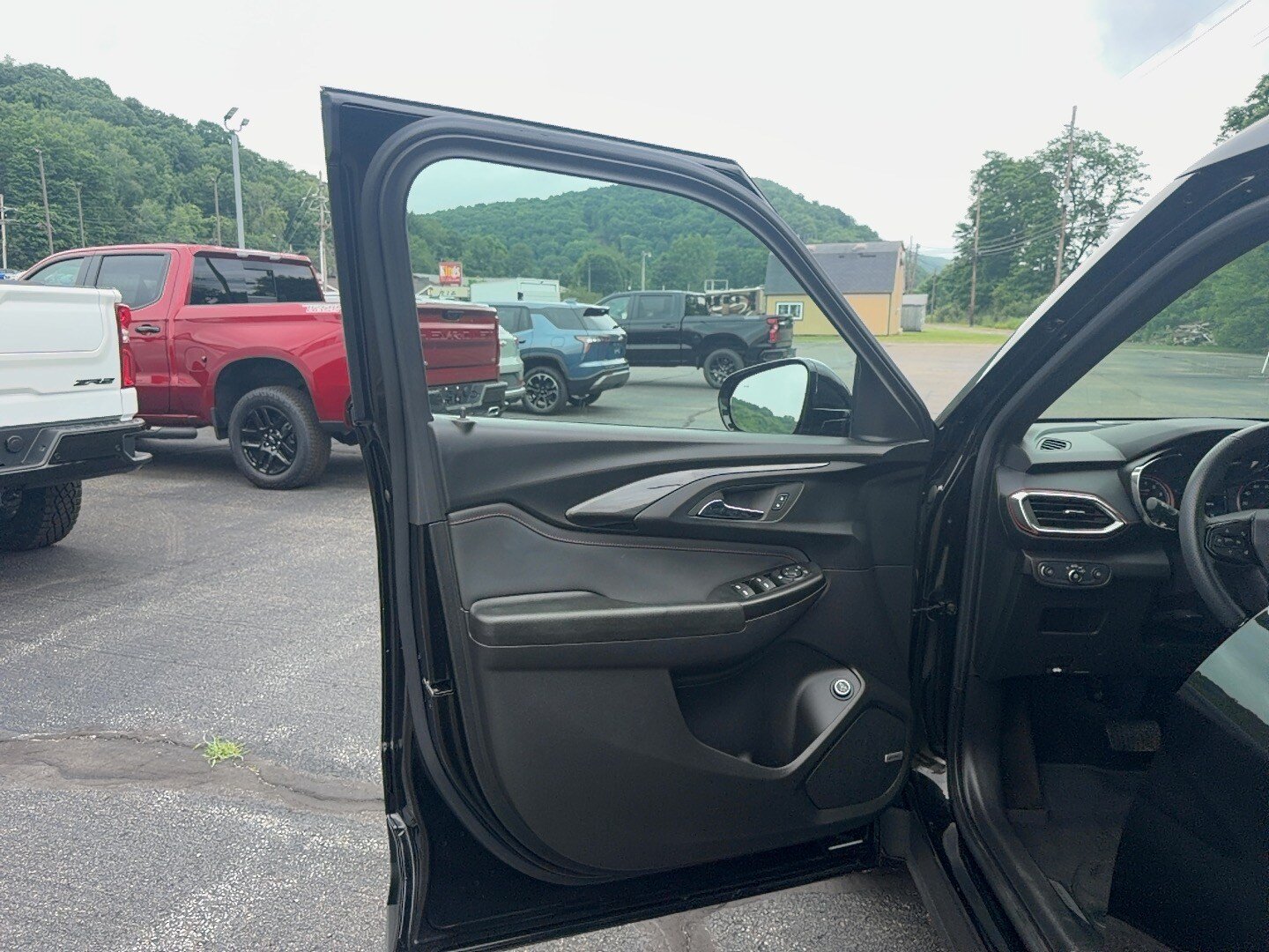 Used 2023 Chevrolet TrailBlazer RS w/ Sun and Liftgate Package AWD/4WD image 11