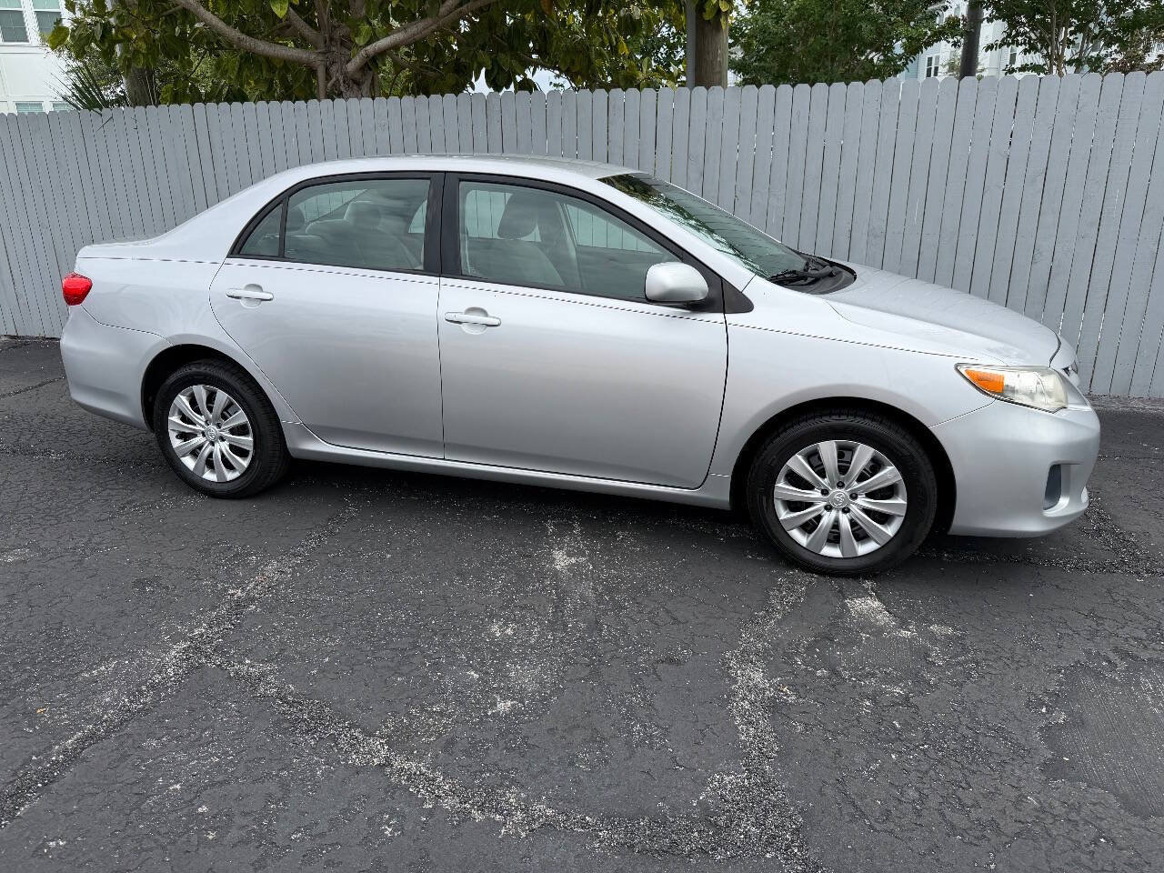 Used 2012 Toyota Corolla LE FWD image 2
