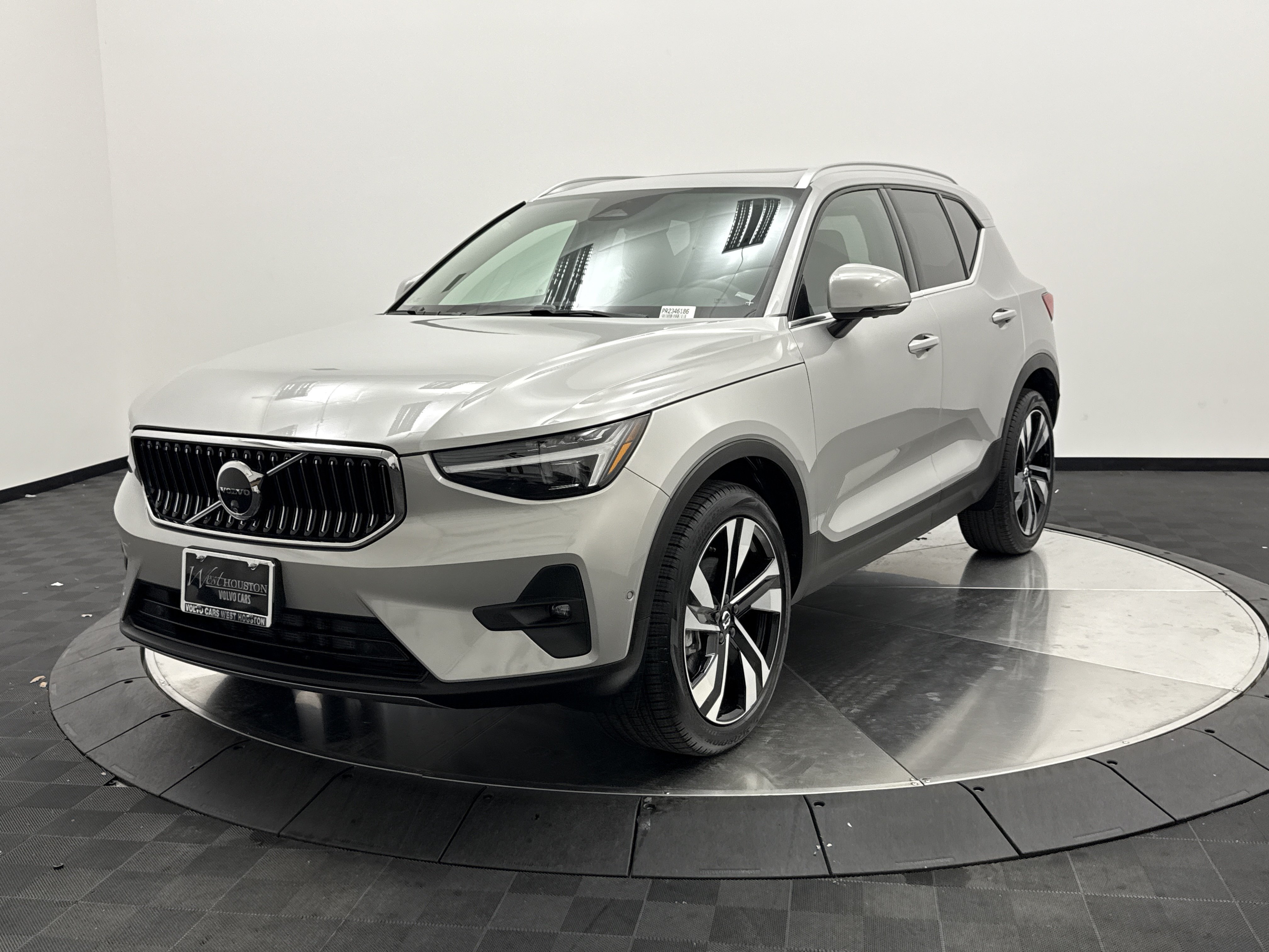 Certified 2024 Volvo XC40 B5 Plus AWD/4WD image 3