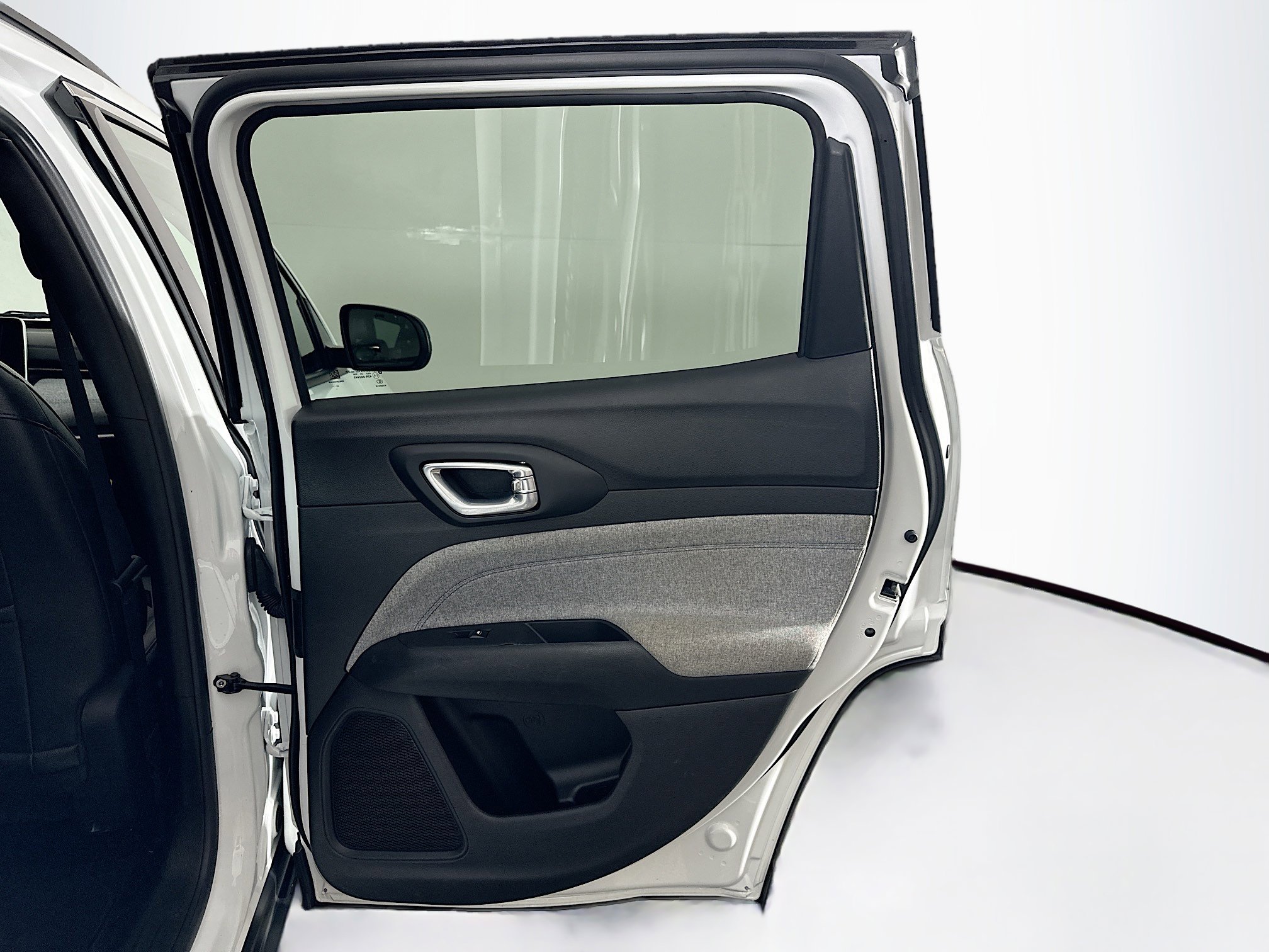 Used 2025 Jeep Compass Latitude image 30