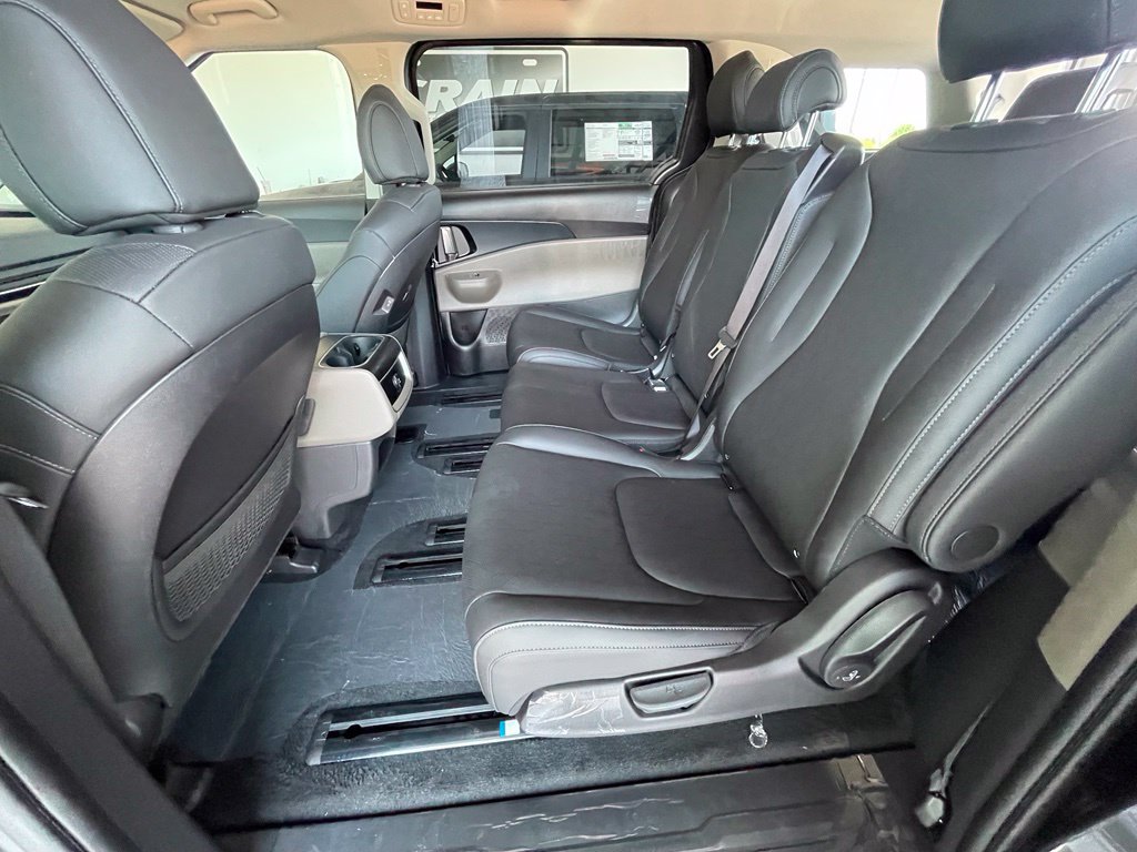 New 2026 Kia Carnival FWD image 24
