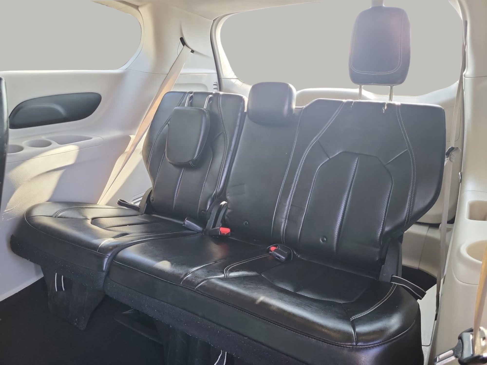 Used 2020 Chrysler Voyager Lxi image 17