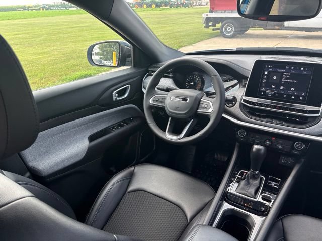Used 2025 Jeep Compass Latitude AWD/4WD image 23
