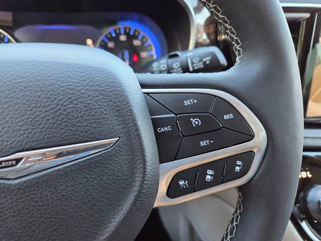 Used 2024 Chrysler Pacifica Limited image 35