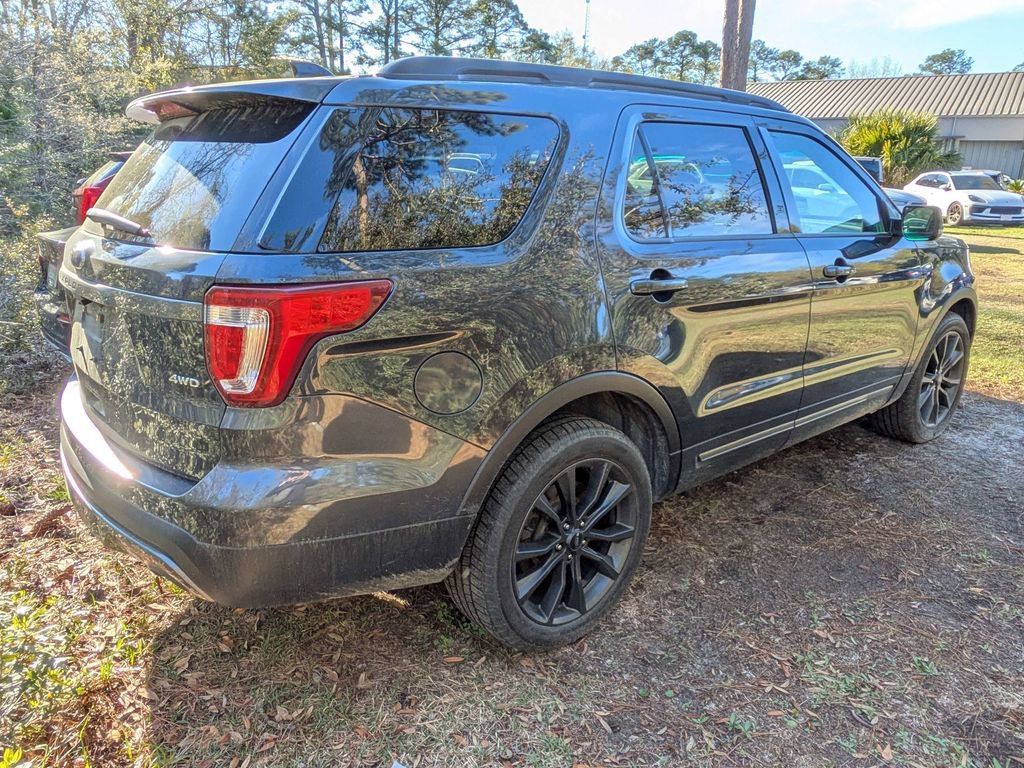 Used 2017 Ford Explorer XLT w/ Equipment Group 202A image 2