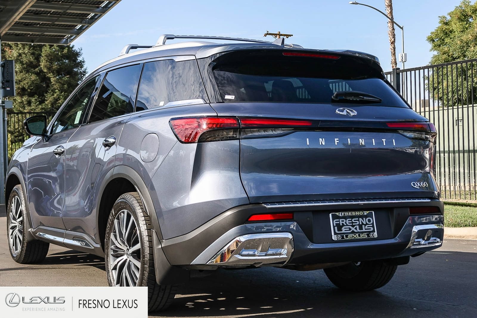 Used 2022 INFINITI QX60 Sensory w/ Cargo Package FWD image 4