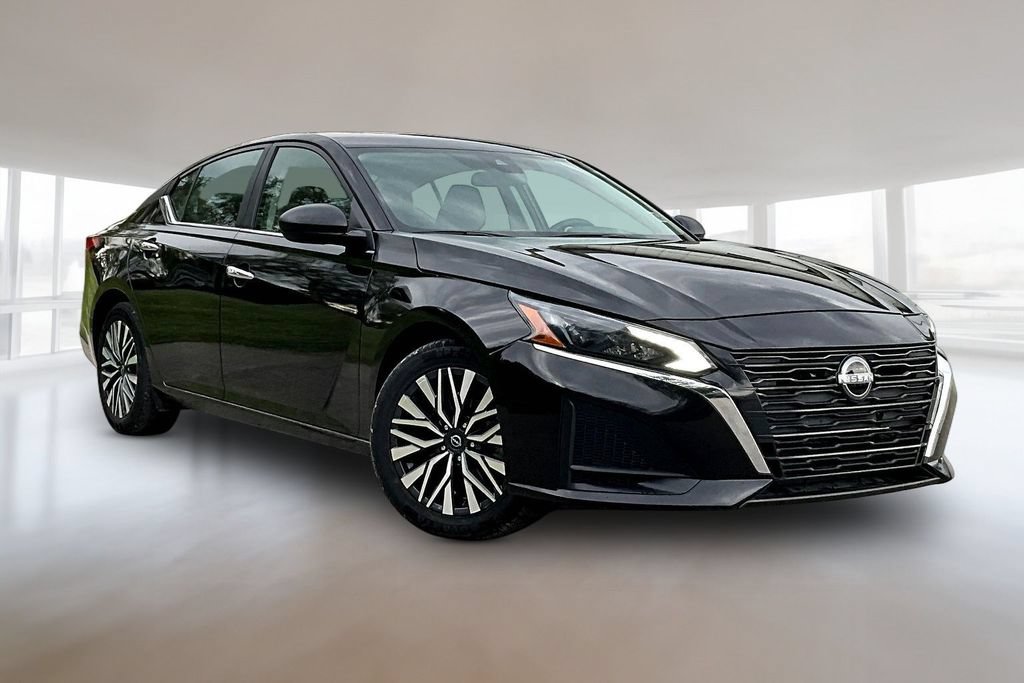 Used 2024 Nissan Altima 2.5 SV FWD image 3