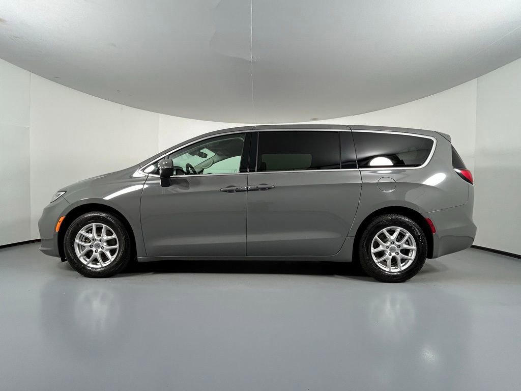 Used 2023 Chrysler Pacifica Touring-L image 4