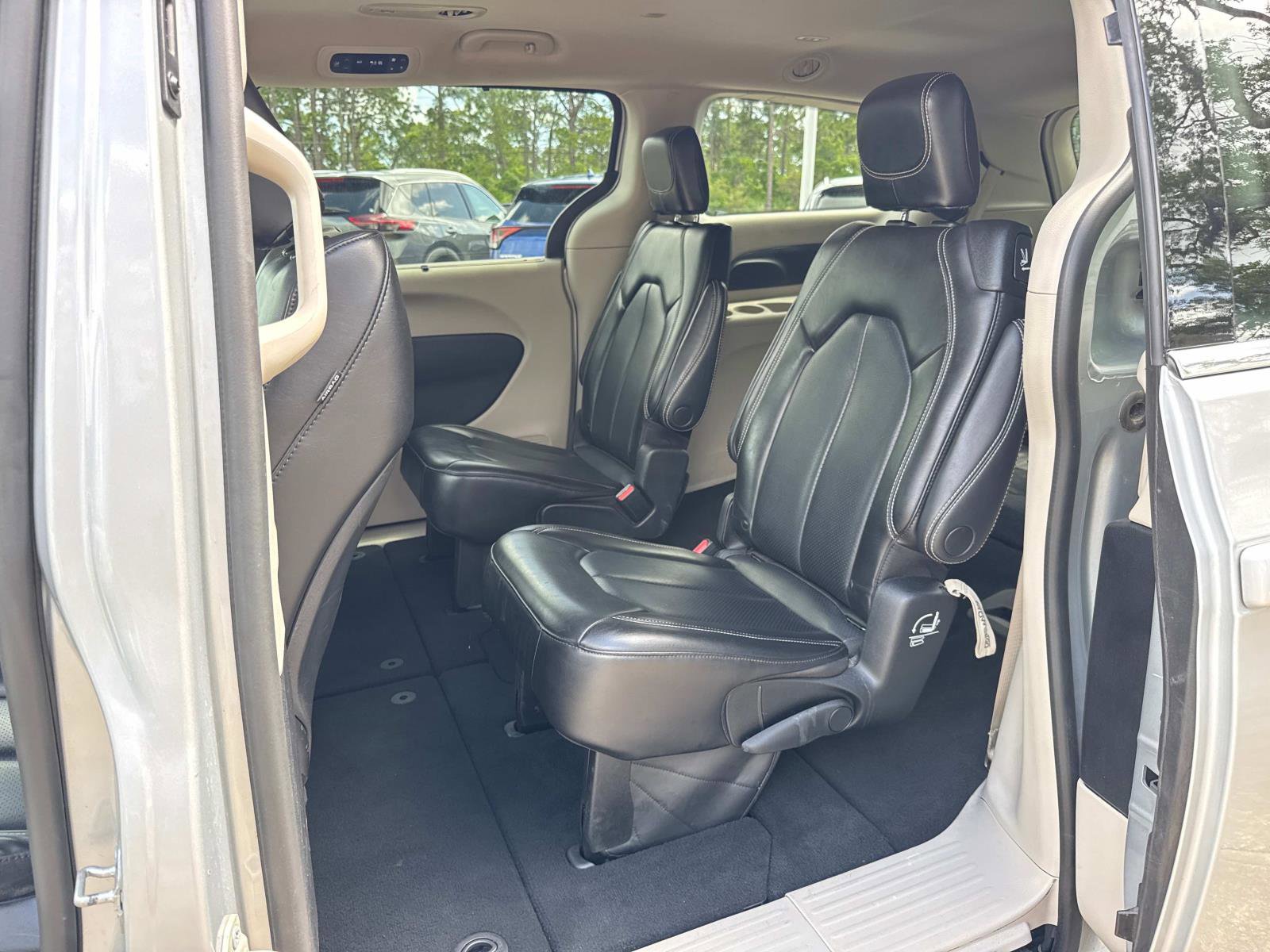 Certified 2023 Chrysler Pacifica Touring-L image 15
