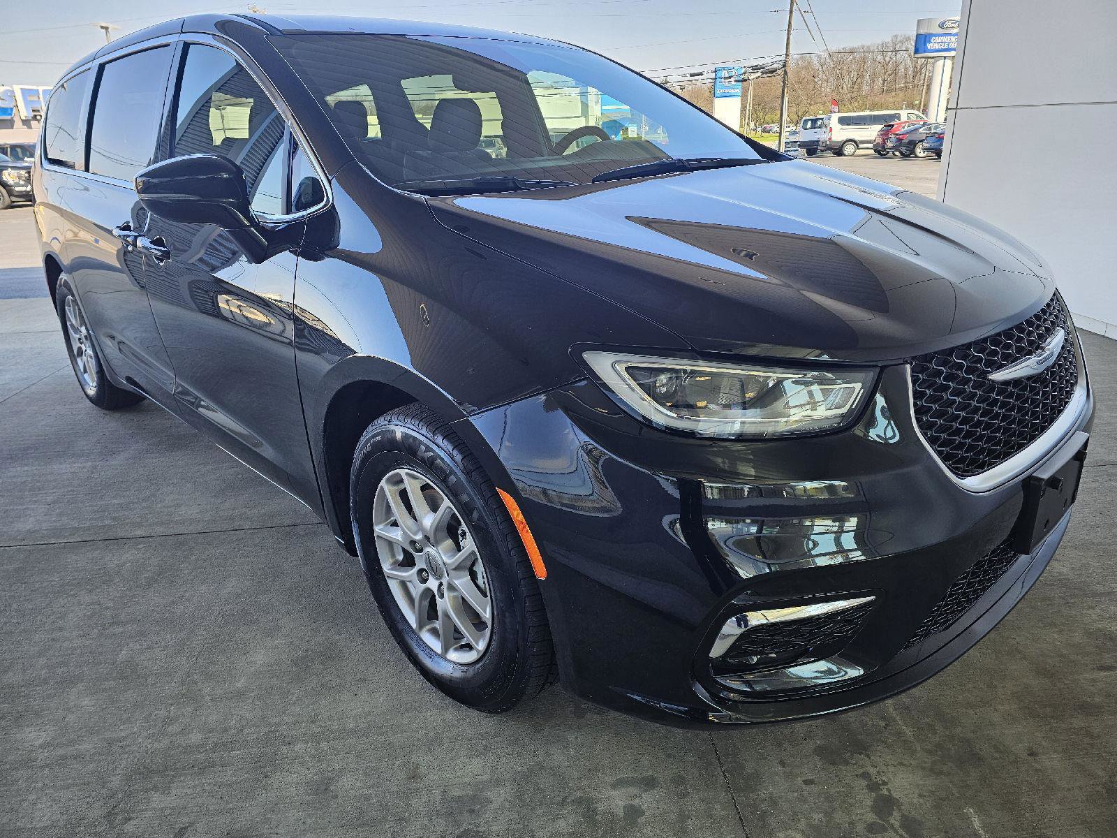 Used 2025 Chrysler Pacifica Select FWD image 7