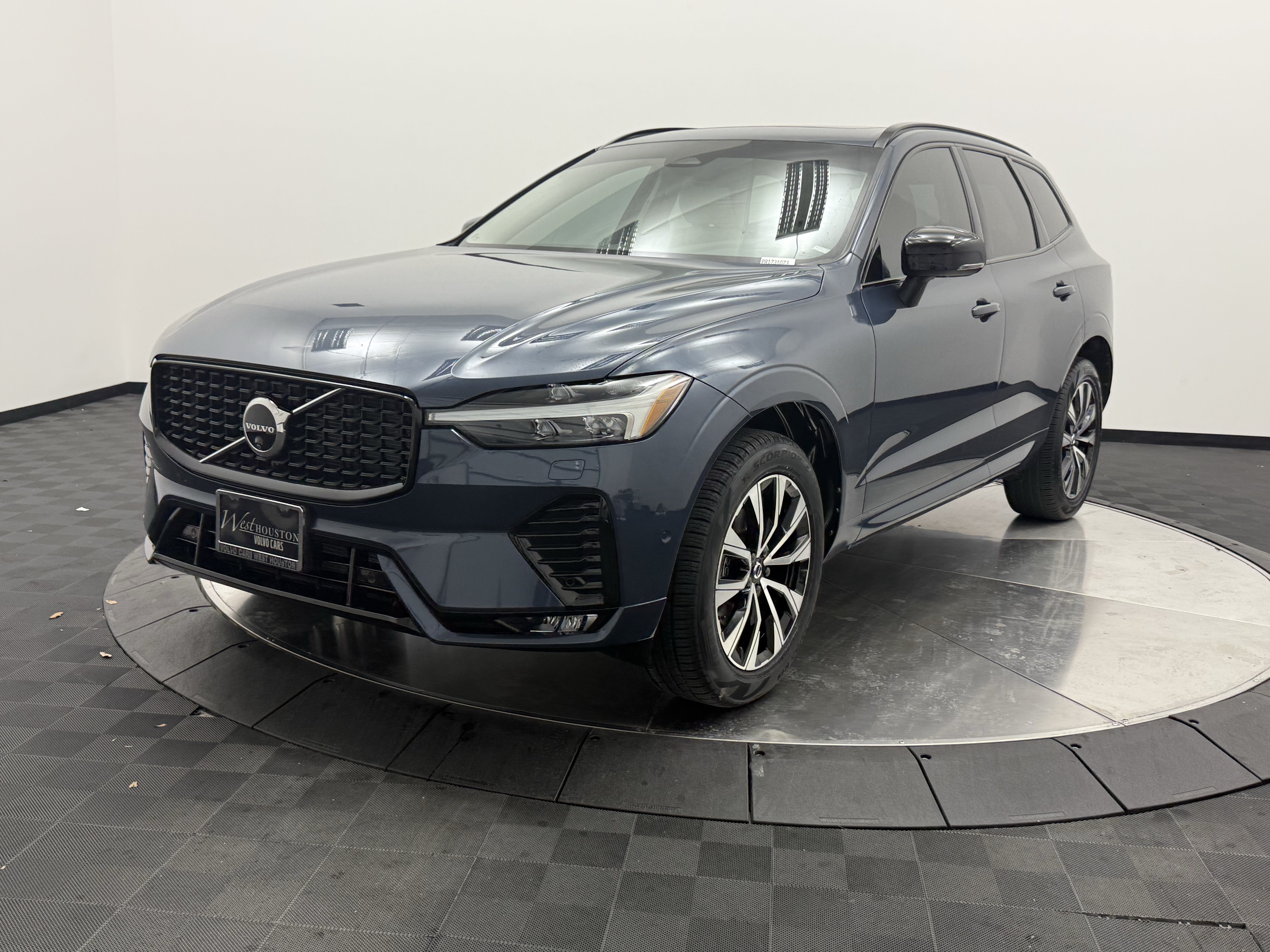 Used 2024 Volvo XC60 B5 Plus w/ Climate Package AWD/4WD image 3