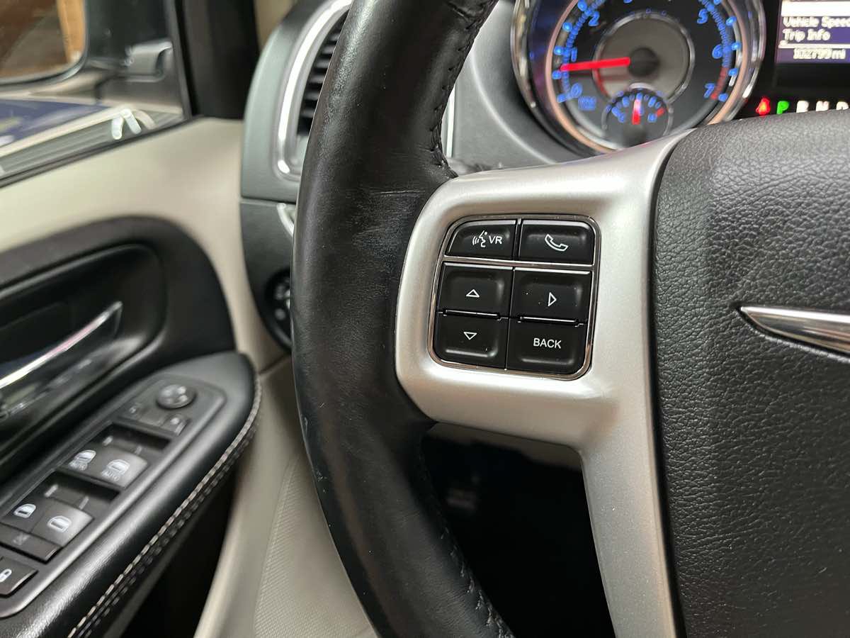Used 2016 Chrysler Town & Country Touring w/ Driver Convenience Group FWD image 15