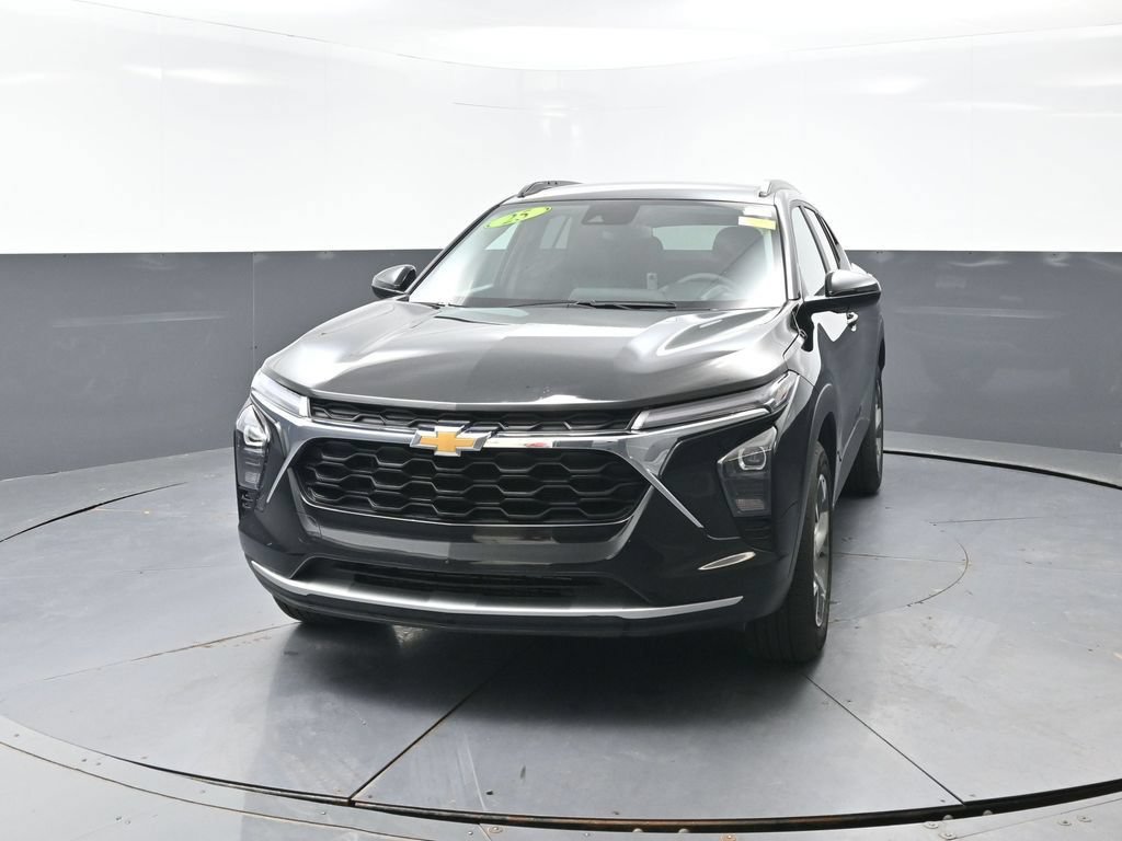 Used 2025 Chevrolet Trax LT FWD image 7