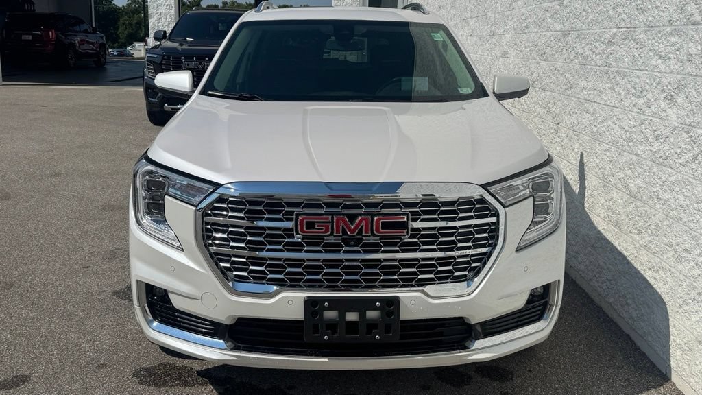 Used 2024 GMC Terrain Denali w/ Denali Premium Package AWD/4WD image 8