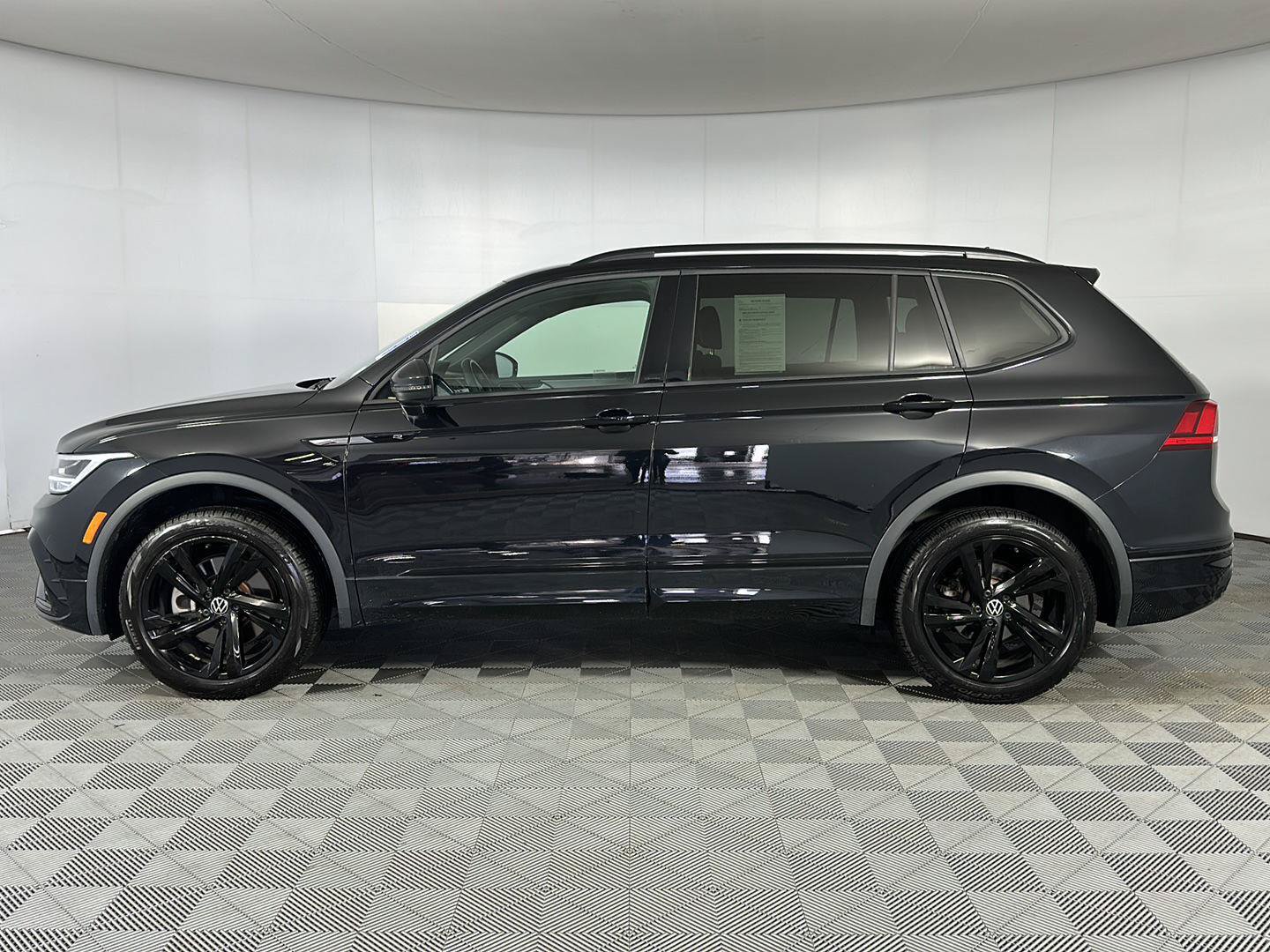 Used 2024 Volkswagen Tiguan SE R-Line AWD/4WD image 7