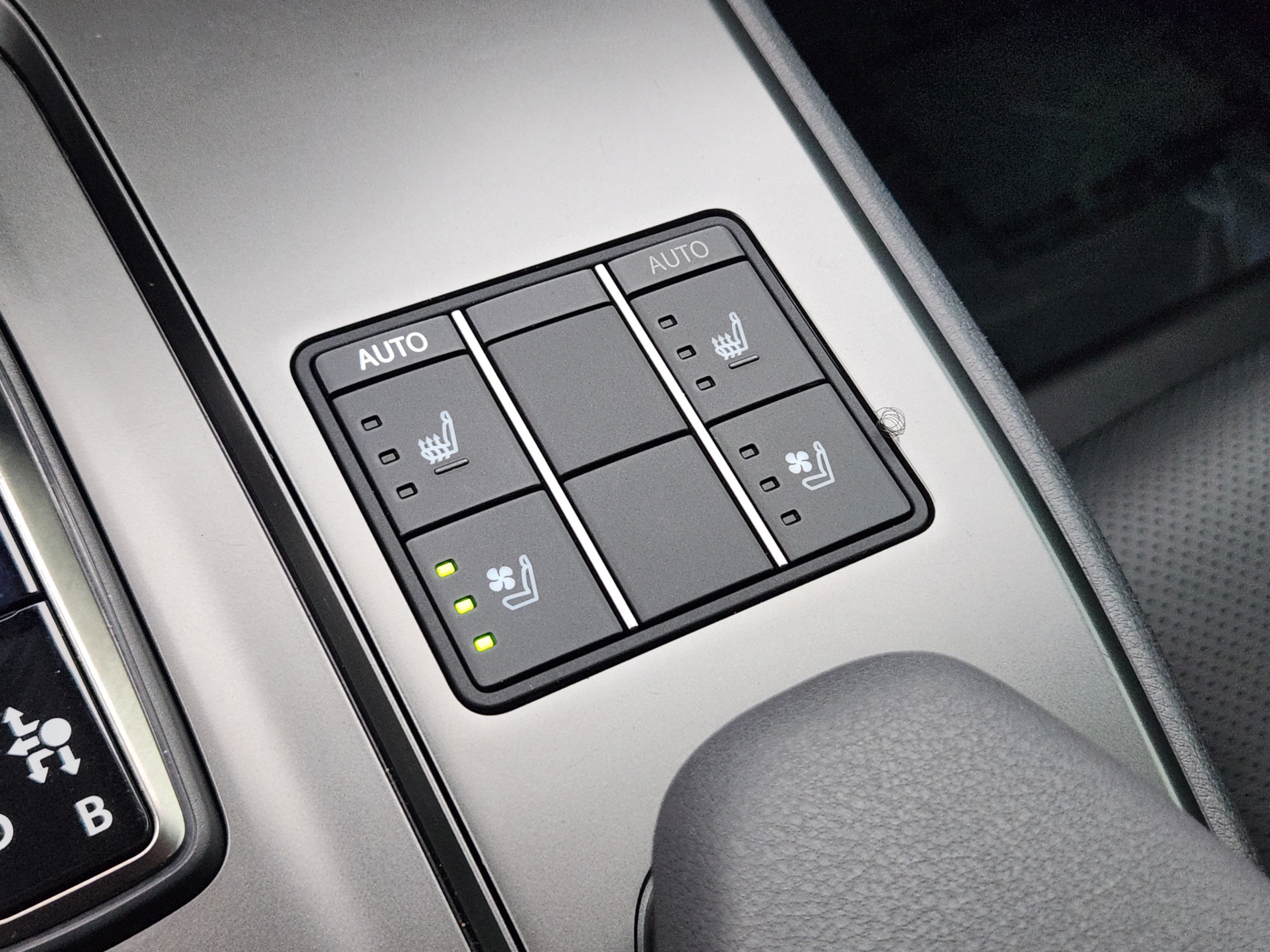 Used 2025 Lexus UX 300h FWD w/ Accessory Package (Z1) image 16