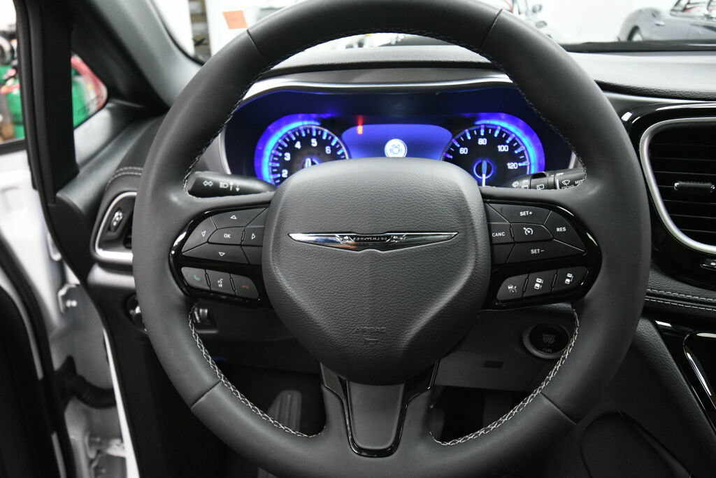 Used 2025 Chrysler Pacifica Limited FWD image 13