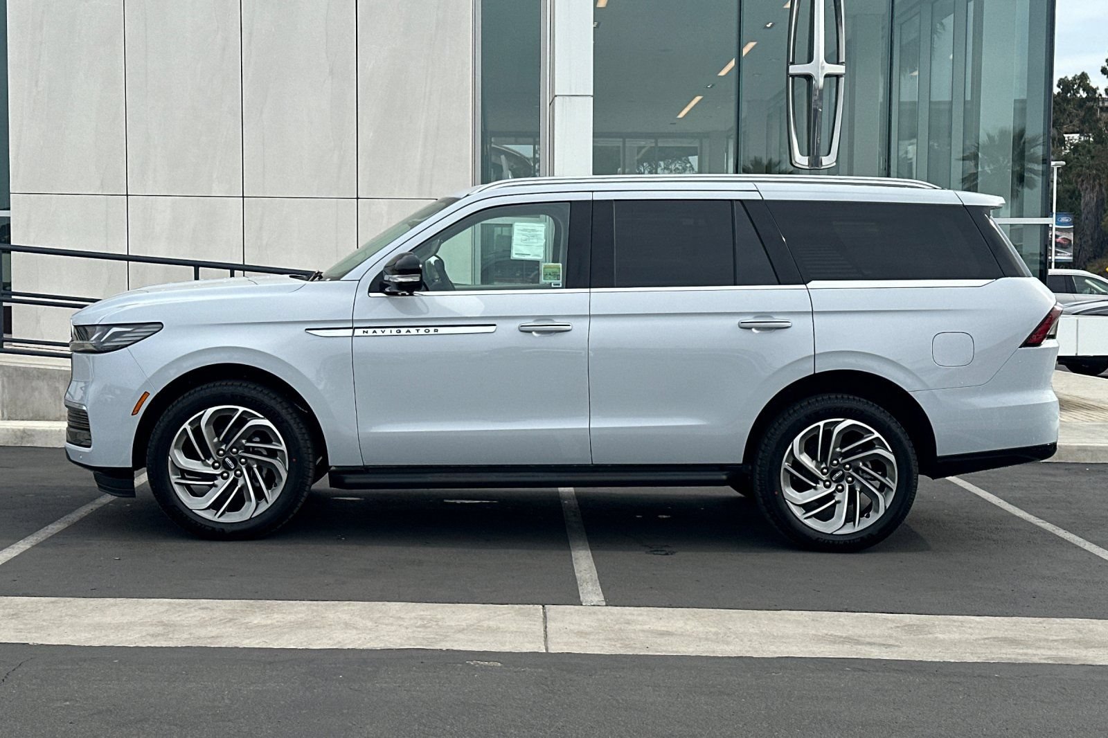 New 2026 Lincoln Navigator Premiere AWD/4WD image 6