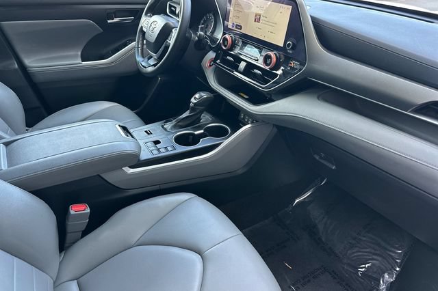 Used 2023 Toyota Highlander XLE FWD image 19