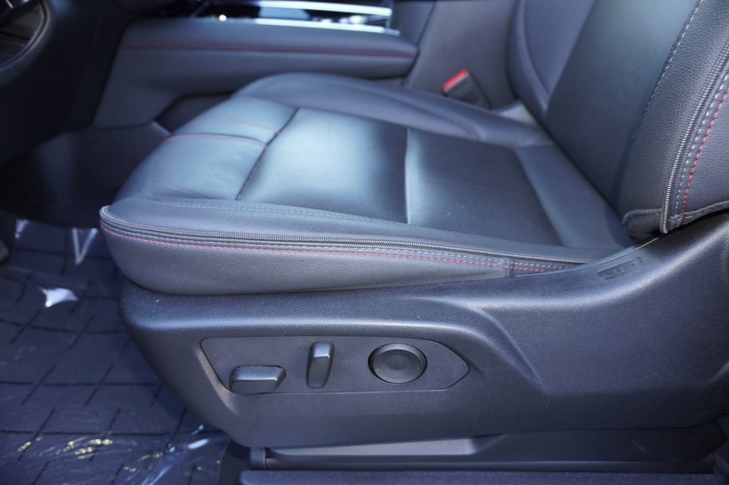 Used 2025 Chevrolet Suburban RST image 15