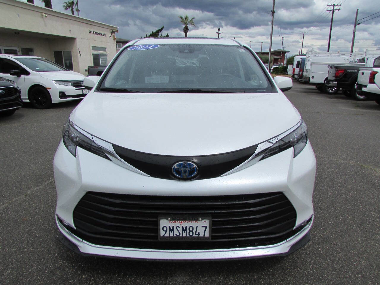 Used 2024 Toyota Sienna XLE image 4