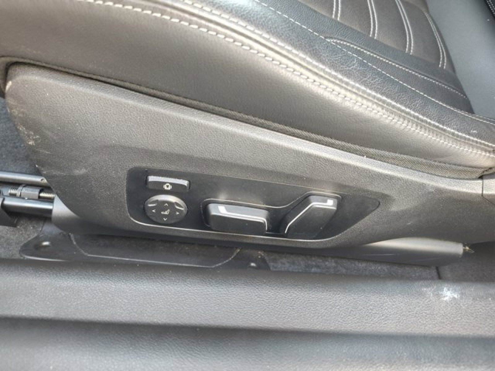 Used 2024 BMW M2 Carbon Roof, Live Cockpit Pro, w/ Lighting Package image 12