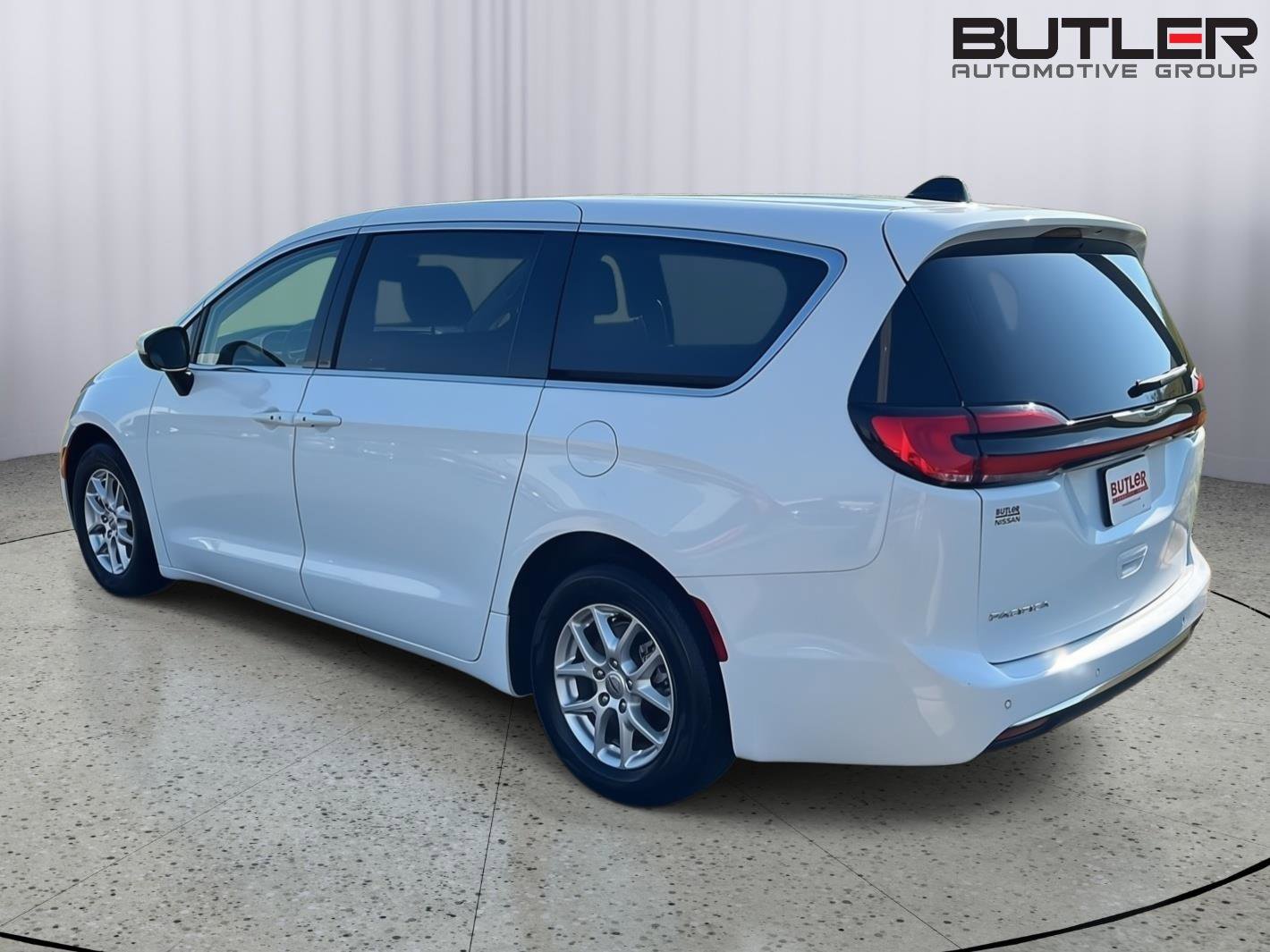 Used 2023 Chrysler Pacifica Touring-L image 4