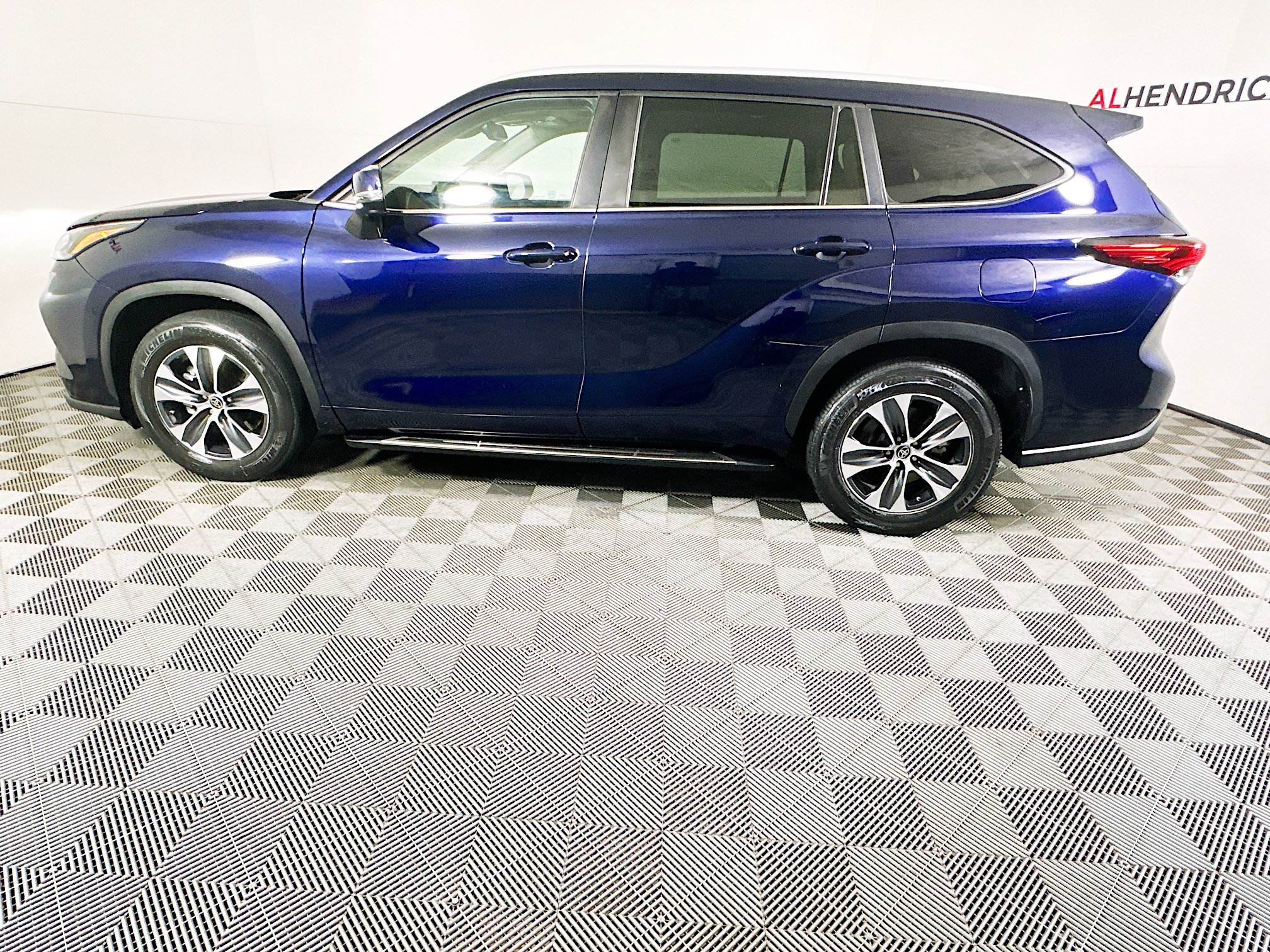 Used 2023 Toyota Highlander XLE image 6