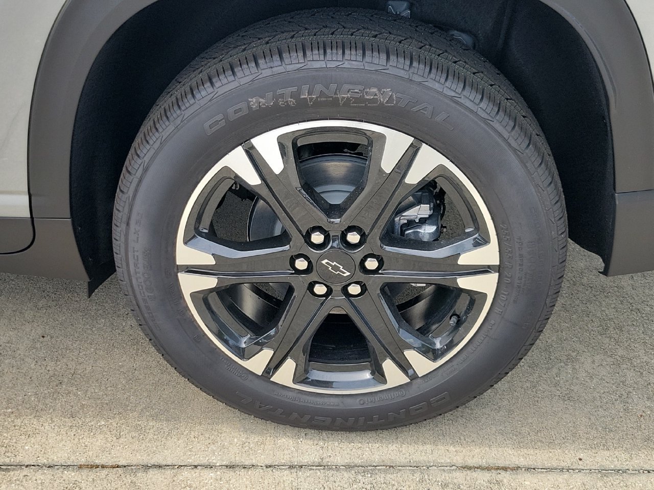 New 2027 Chevrolet Traverse LT w/ Sun and Wheel Package FWD image 5