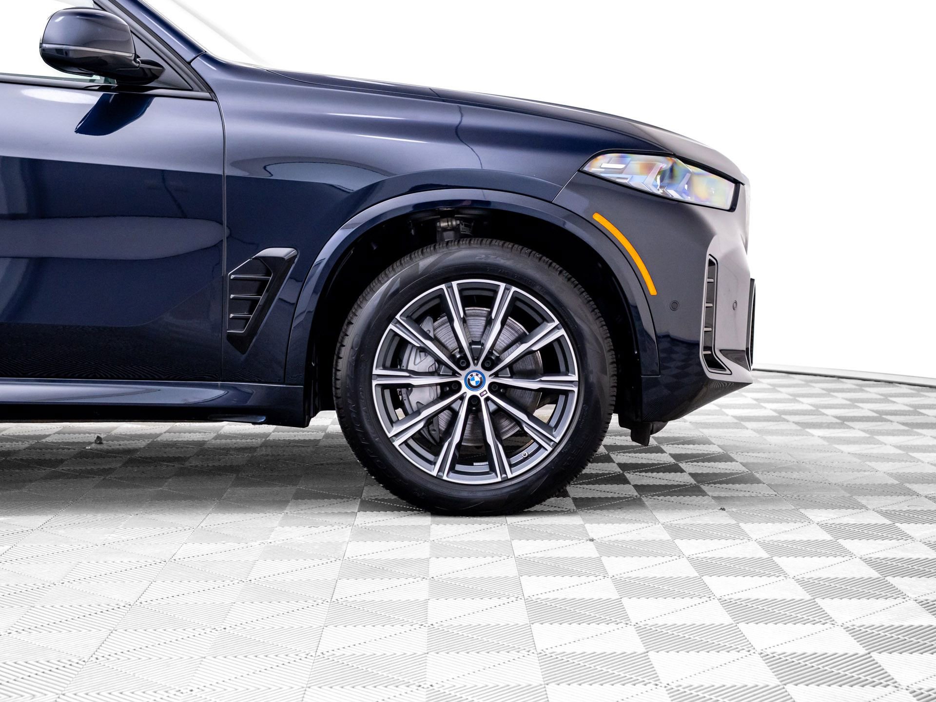 Certified 2025 BMW X5 xDrive50e w/ M Sport Package AWD/4WD image 36