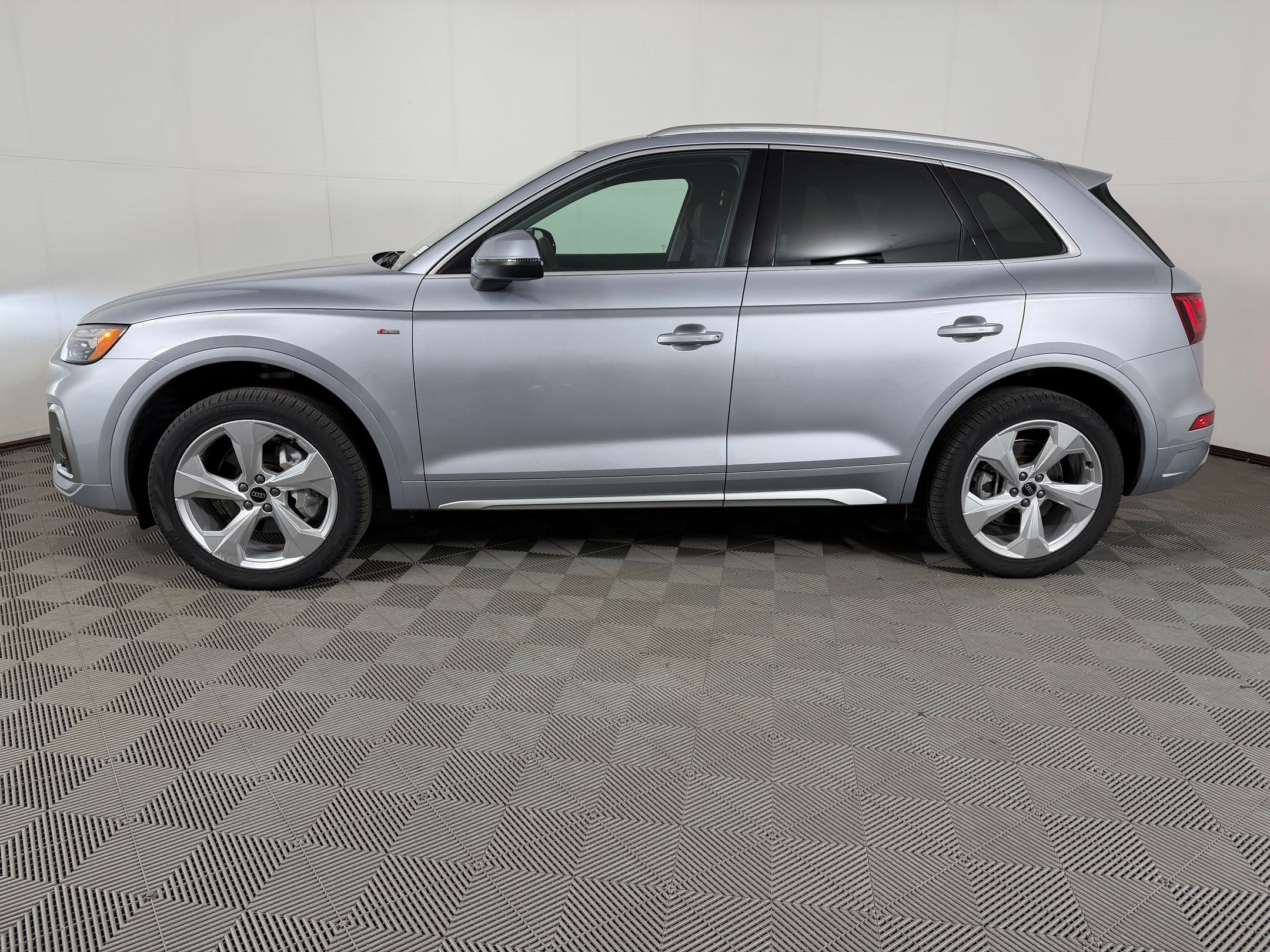 Certified 2024 Audi Q5 2.0T Premium Plus AWD/4WD image 2