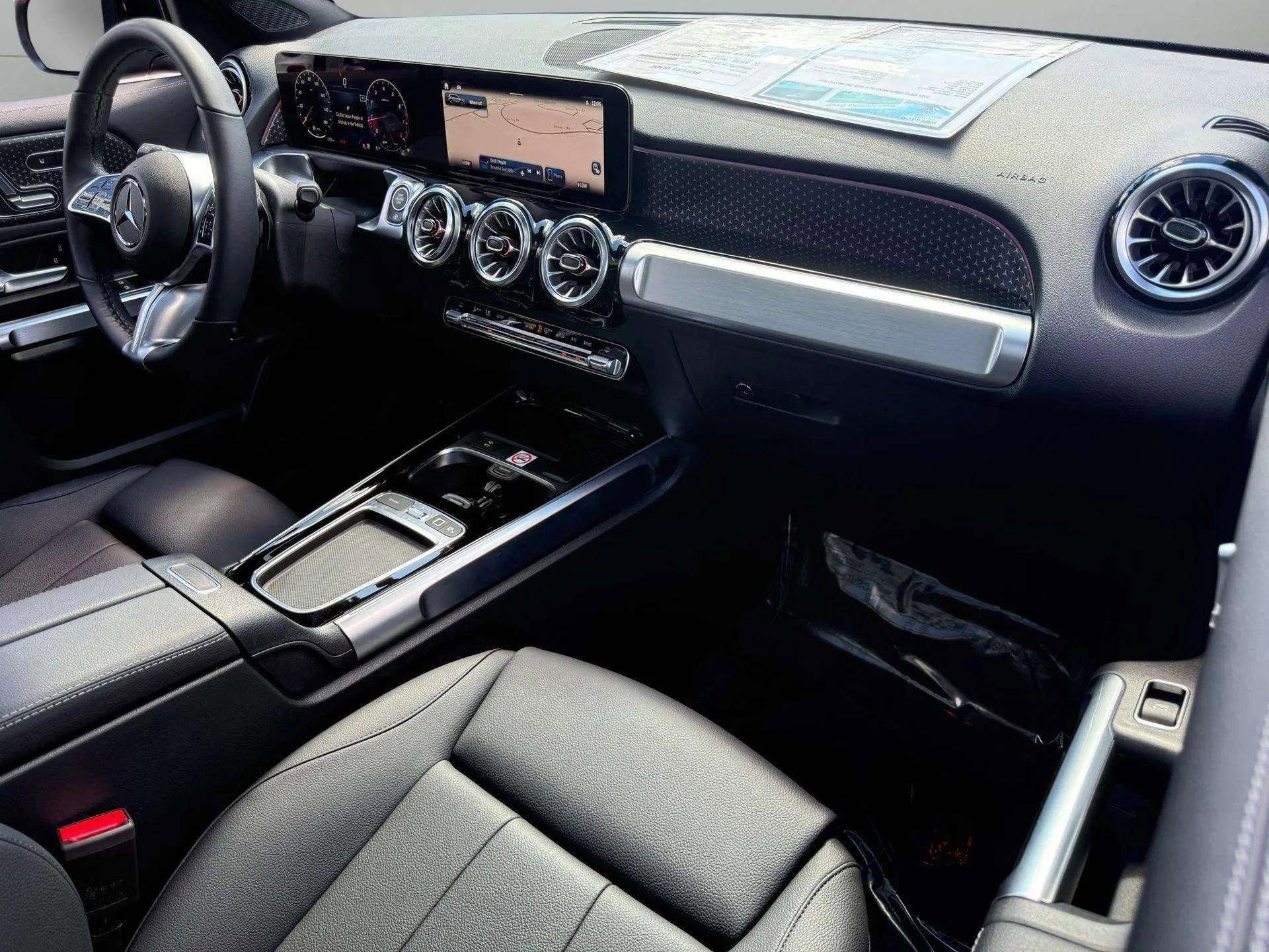 Used 2025 Mercedes-Benz GLB 250 GLB 250 image 2