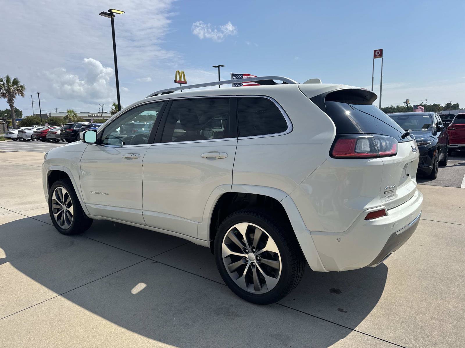 Used 2019 Jeep Cherokee Overland w/ Technology Group AWD/4WD image 5