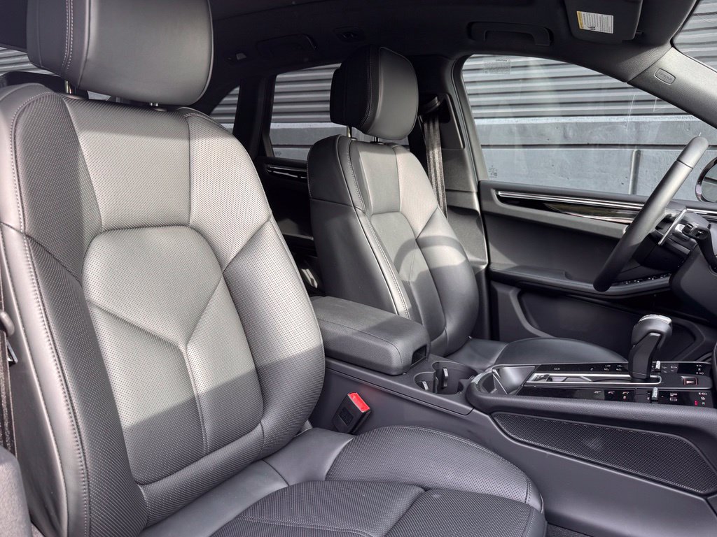 Certified 2026 Porsche Macan AWD/4WD image 17