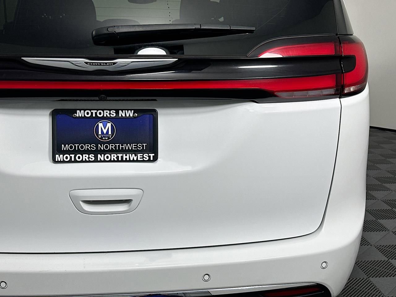 Used 2023 Chrysler Pacifica Touring image 21